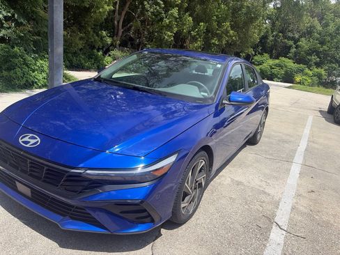 Used 2025 Hyundai Elantra SEL FWD image 2