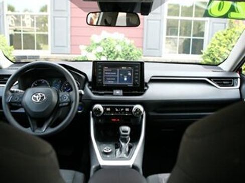 Used 2020 Toyota RAV4 XLE w/ Carpet Mat Package AWD/4WD image 18