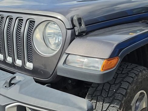Used 2018 Jeep Wrangler Unlimited Sahara AWD/4WD image 9