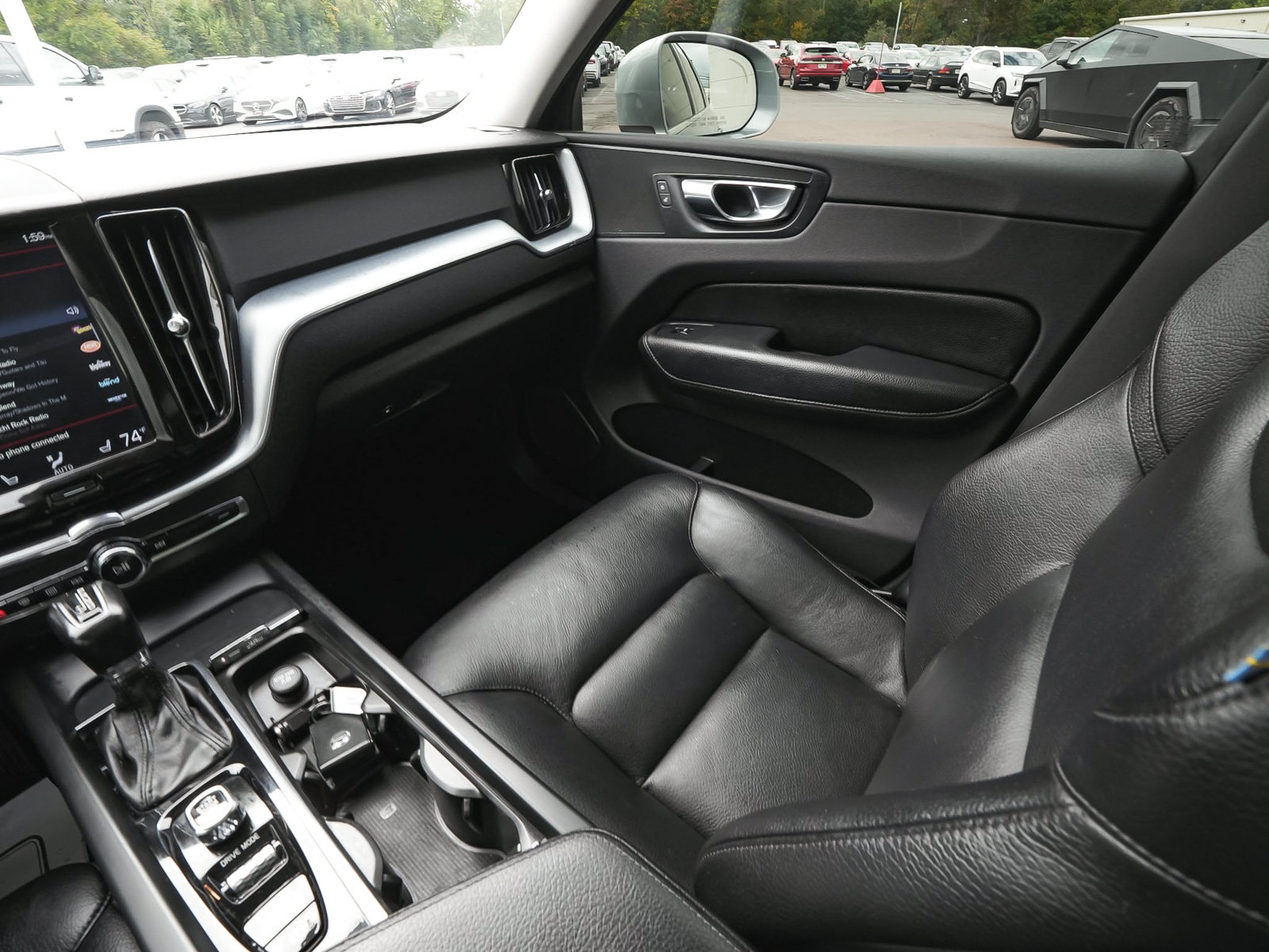 Used 2018 Volvo XC60 T5 Momentum w/ Convenience Package AWD/4WD image 43