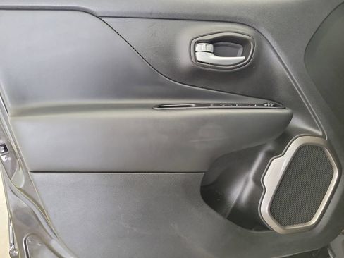 Used 2023 Jeep Renegade Latitude AWD/4WD image 19