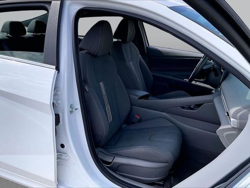 Used 2025 Hyundai Elantra SEL FWD image 8