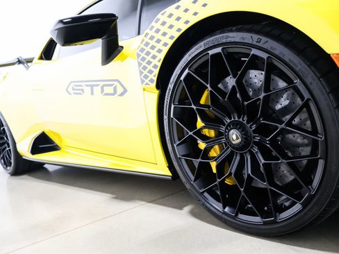 Used 2022 Lamborghini Huracan STO image 23