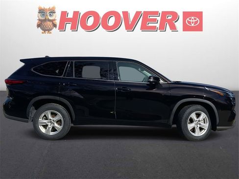 Used 2022 Toyota Highlander L image 2