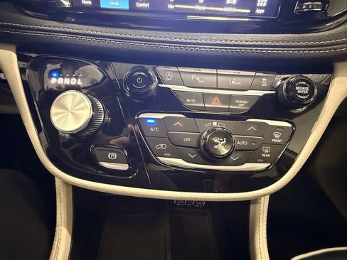 Used 2023 Chrysler Pacifica Limited image 35
