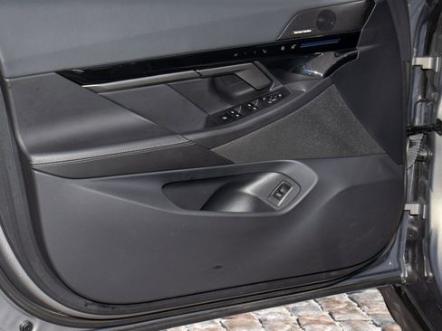 Used 2024 BMW 530i image 11