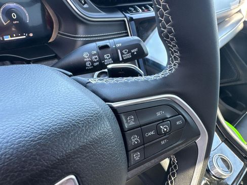 Used 2023 Jeep Grand Cherokee L Limited AWD/4WD image 19