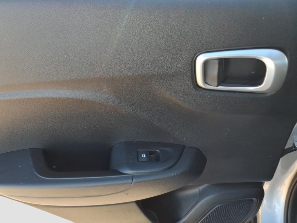 Used 2025 Hyundai Venue SEL FWD image 17