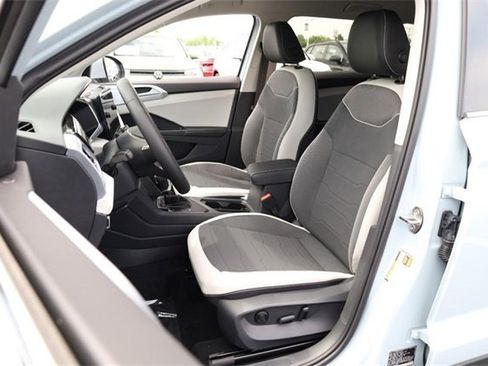 New 2025 Volkswagen Taos SE image 10