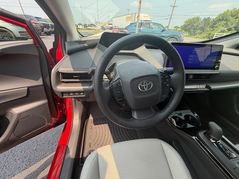 Used 2024 Toyota Prius XLE FWD image 10
