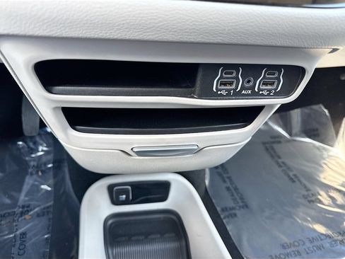 Used 2024 Chrysler Pacifica Touring-L FWD image 30