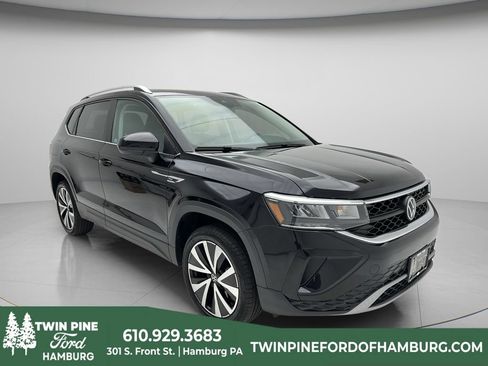 Used 2023 Volkswagen Taos SE w/ Panoramic Sunroof Package FWD image 1