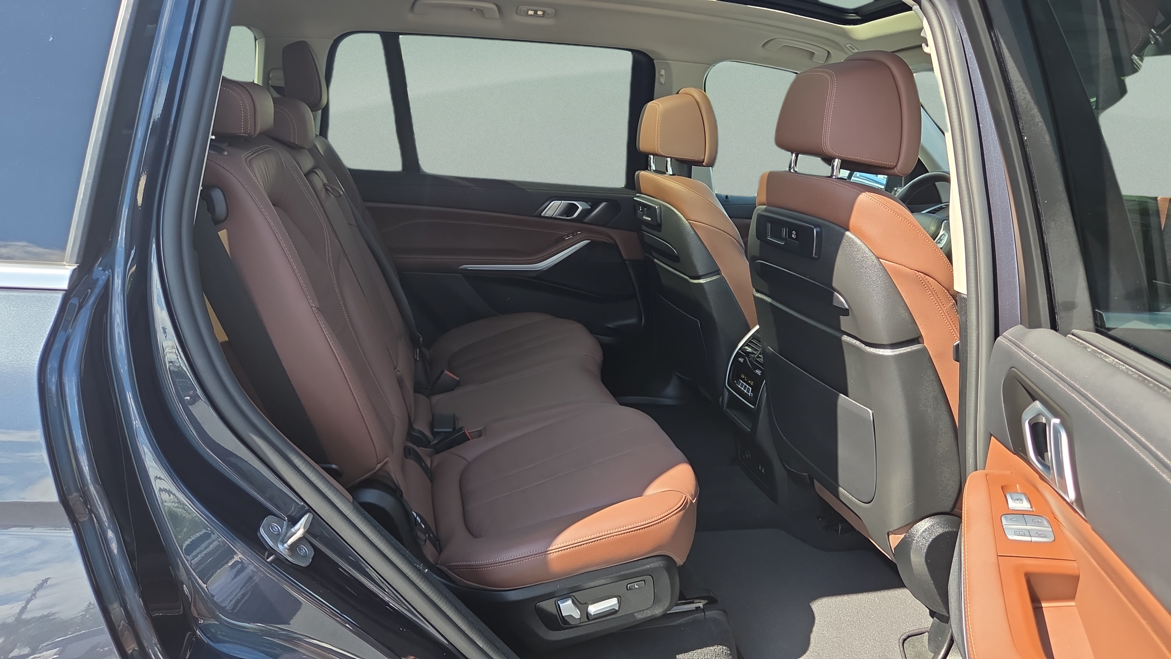 Used 2022 BMW X7 xDrive40i w/ Premium Package AWD/4WD image 15