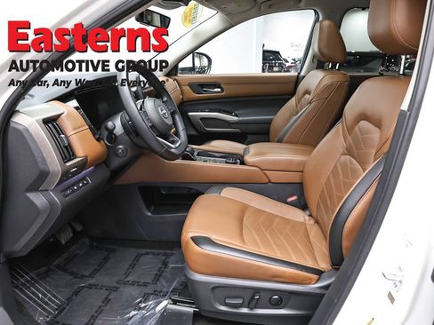 Used 2023 Nissan Pathfinder Platinum AWD/4WD image 14