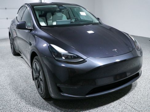 Used 2024 Tesla Model Y Long Range RWD image 5