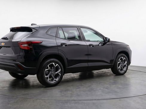 Used 2025 Chevrolet Trax LT FWD image 9
