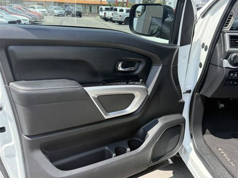Used 2017 Nissan Titan PRO-4X AWD/4WD image 17