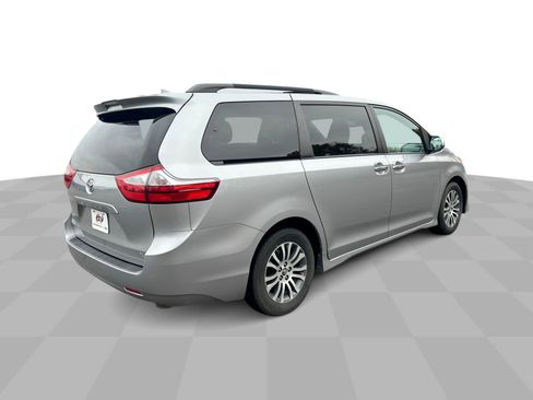 Used 2018 Toyota Sienna XLE Premium image 9