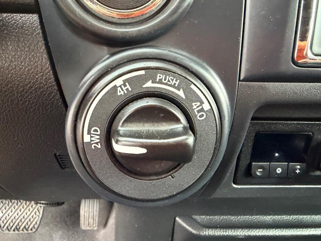 Used 2022 Nissan Titan SV AWD/4WD image 35