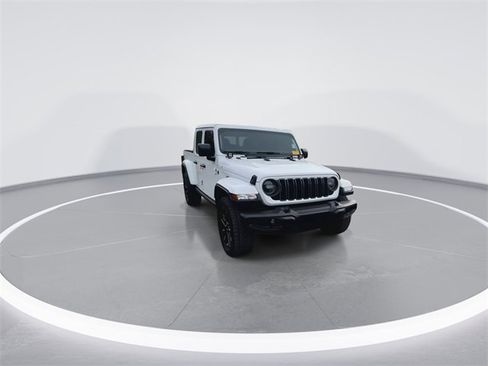 Used 2025 Jeep Gladiator Sport image 2