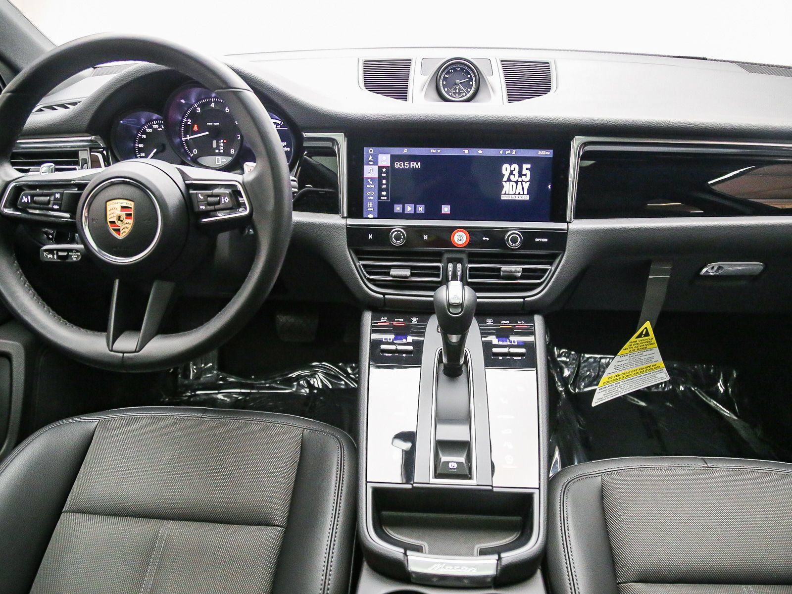 Certified 2025 Porsche Macan AWD/4WD image 16