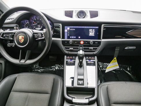Certified 2025 Porsche Macan AWD/4WD image 16