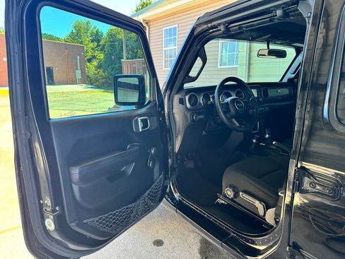 Used 2018 Jeep Wrangler Unlimited Sport image 9