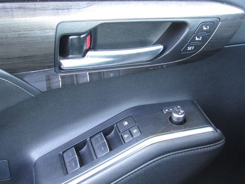 Used 2023 Toyota Highlander Limited AWD/4WD image 40