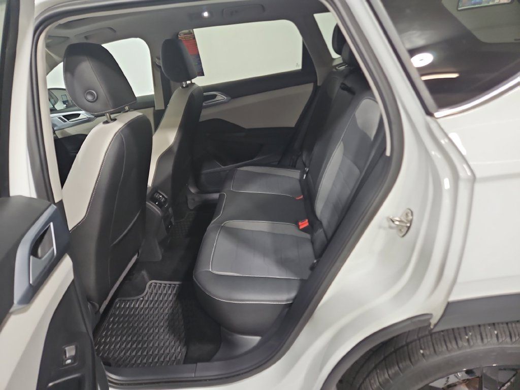 Used 2025 Volkswagen Taos SE w/ Panoramic Sunroof Package FWD image 26