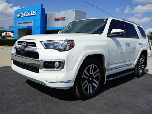 Used 2020 Toyota 4Runner SR5 Sport Utility image 1