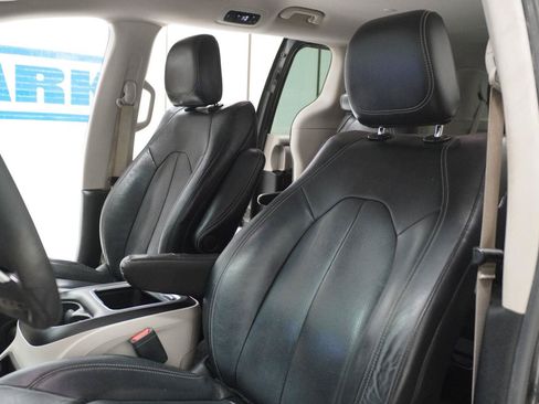 Used 2022 Chrysler Pacifica Touring-L FWD image 5
