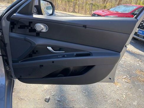 Certified 2025 Hyundai Elantra SE FWD image 10