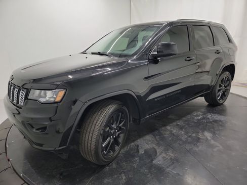 Used 2020 Jeep Grand Cherokee Altitude image 3