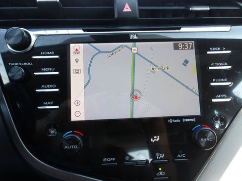 Used 2019 Toyota Camry XLE w/ Navigation Package FWD image 18