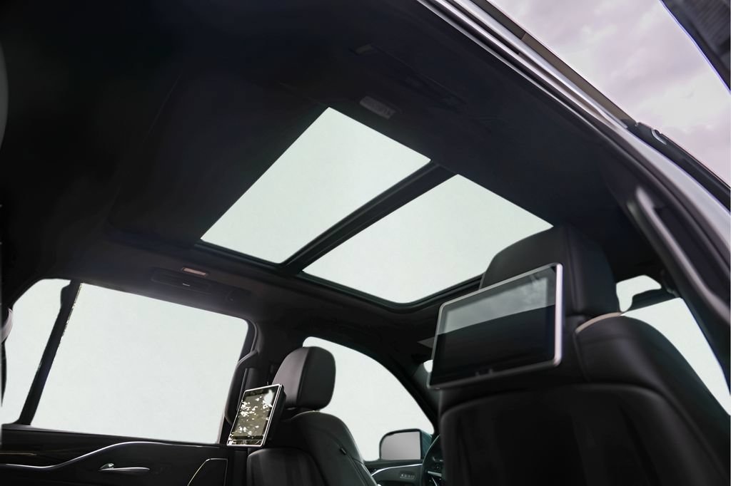Used 2024 Cadillac Escalade Premium Luxury AWD/4WD image 37