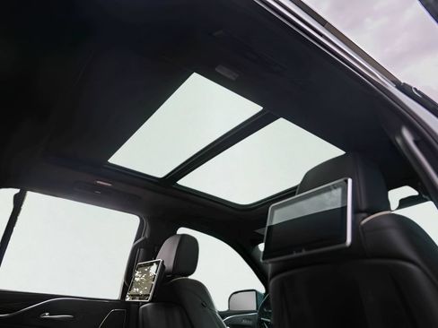 Used 2024 Cadillac Escalade Premium Luxury AWD/4WD image 37
