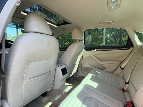 Used 2014 Volkswagen Passat TDI SEL Premium image 17