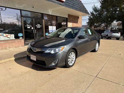 Used 2014 Toyota Camry XLE image 2