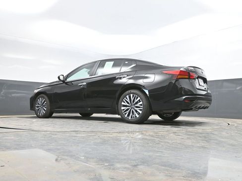 Used 2025 Nissan Altima 2.5 SV FWD image 35