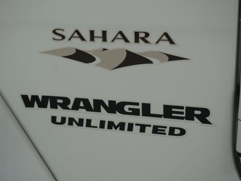 Used 2017 Jeep Wrangler Unlimited Sahara w/ Dual Top Group image 8