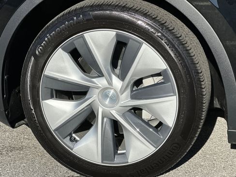 Used 2024 Tesla Model Y Long Range image 29