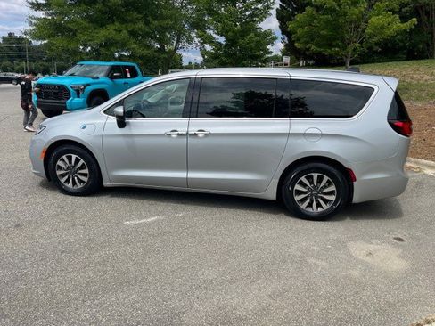 Used 2023 Chrysler Pacifica Touring-L FWD image 6