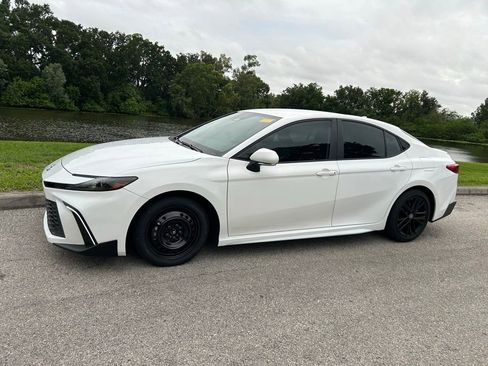 Used 2025 Toyota Camry SE FWD image 2