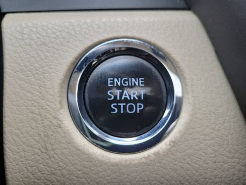 Used 2018 Toyota Camry XLE image 29