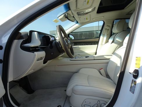 Used 2025 Genesis G90 3.5T AWD/4WD image 10