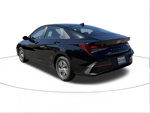 New 2026 Hyundai Elantra SE image 5