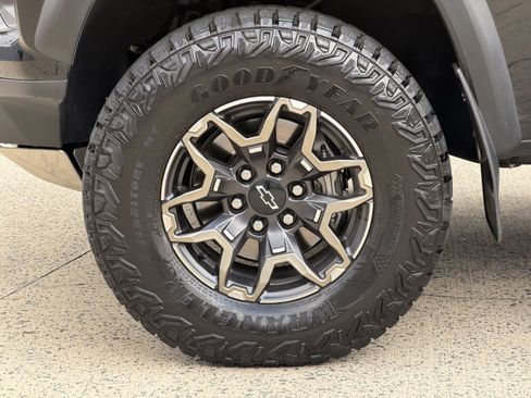 Used 2026 Chevrolet Colorado ZR2 w/ Technology Package AWD/4WD image 11
