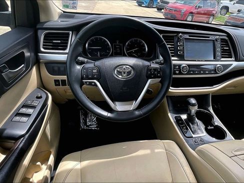 Used 2016 Toyota Highlander XLE FWD image 5