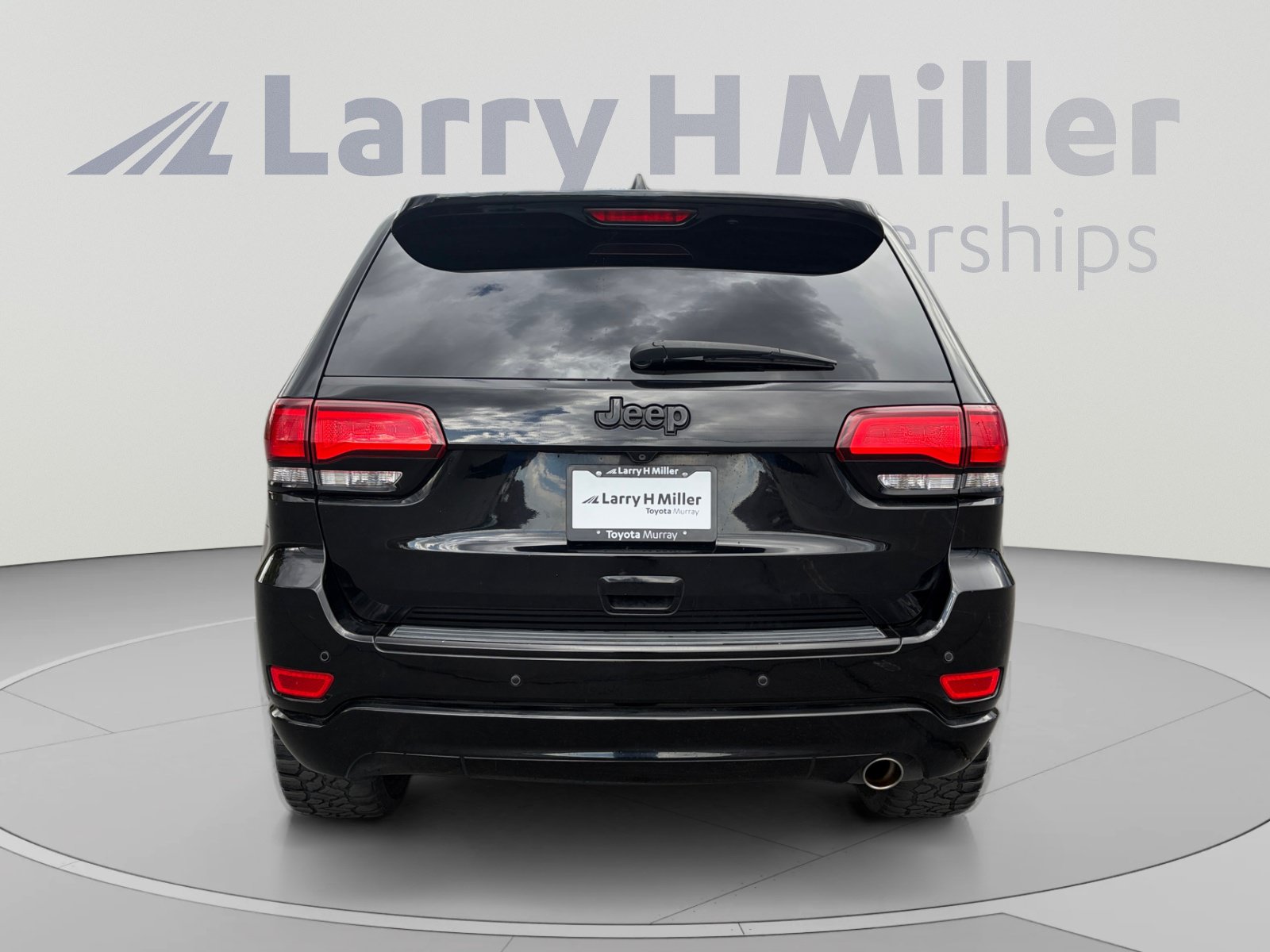 Used 2018 Jeep Grand Cherokee Altitude RWD image 4