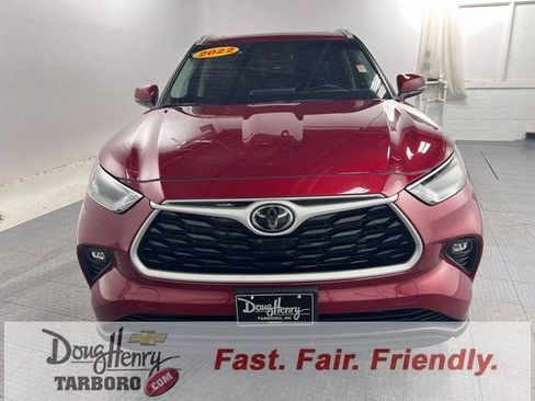 Used 2022 Toyota Highlander XLE image 2